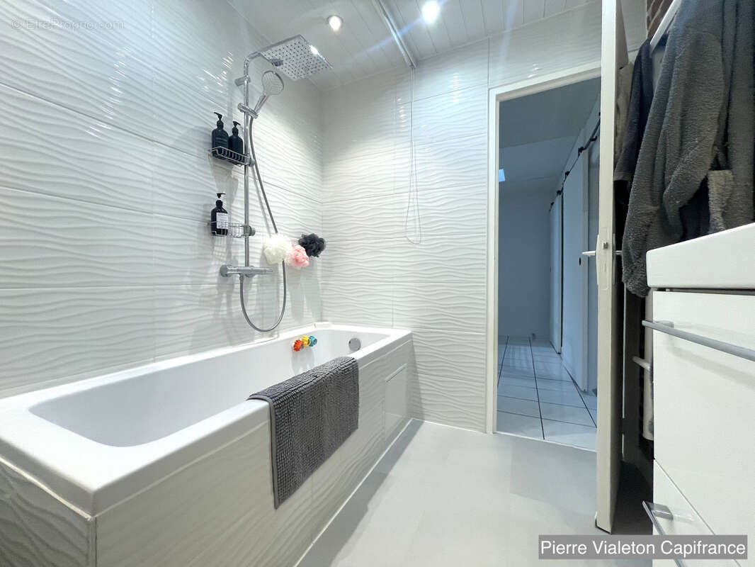 SAINT-CHAMOND- duplex familial lumineux - 103,43m2 loi Carrez (109,70m2 au sol )- 3 chambres -balcon - photo 5