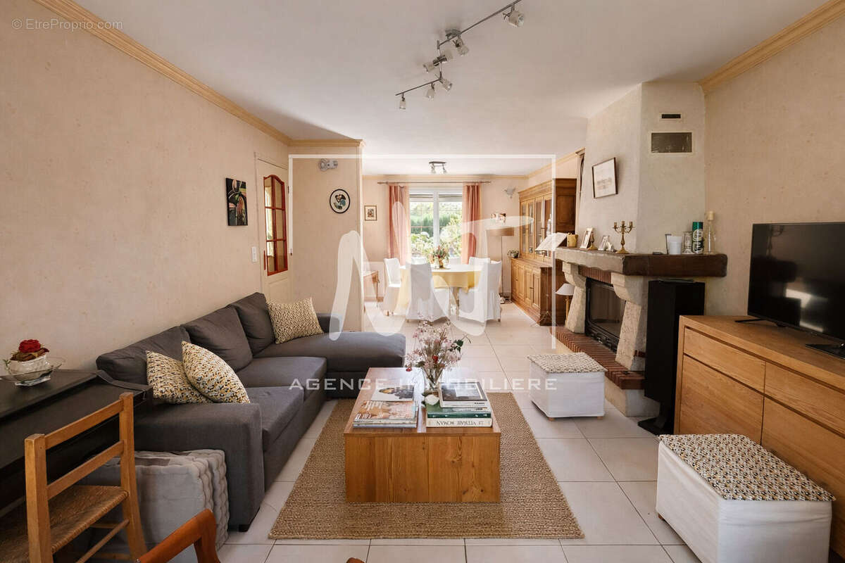 Maison à PELLOUAILLES-LES-VIGNES