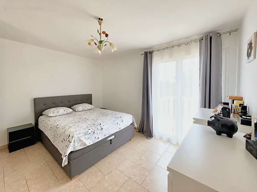 Villa de luxe à vendre à Mougins – 198 m²  5 chambres  Piscine  Deux T2 indépendants - photo 4