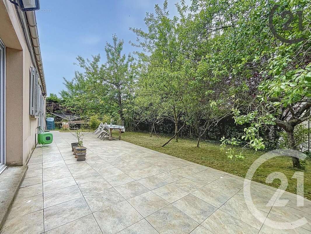 Maison à SAVIGNY-LE-TEMPLE