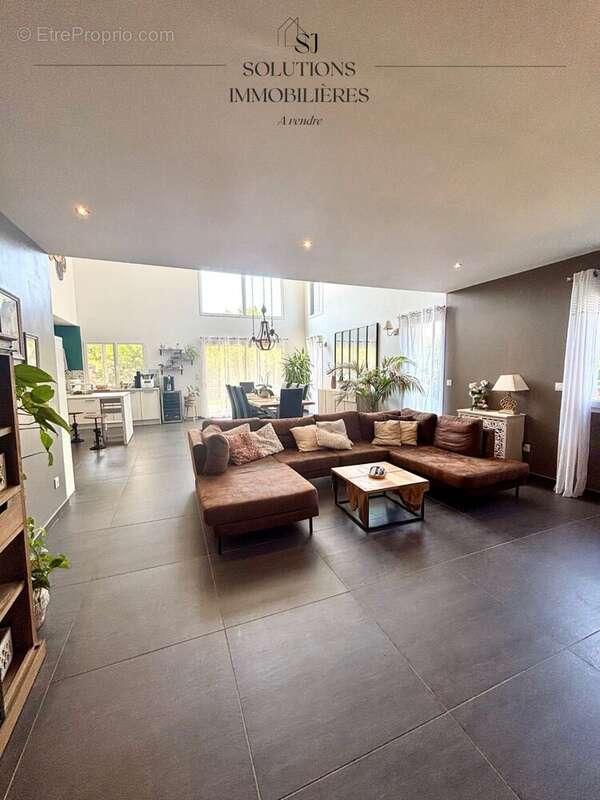Maison 222 m² à Saint-Cyr-Sur-Le-Rhone  - photo 3