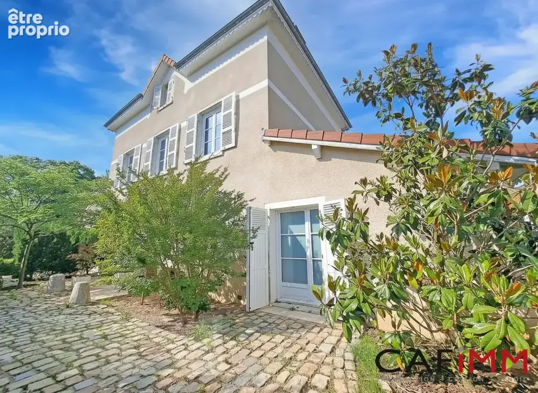 Maison 236 m² à Jons  - photo 2