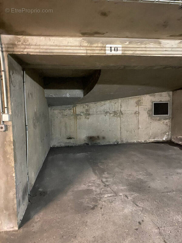 Parking à PARIS-16E