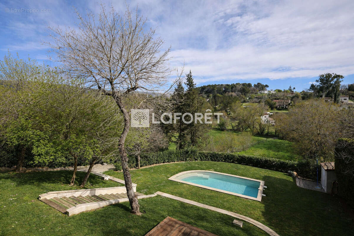 Maison à CHATEAUNEUF-GRASSE