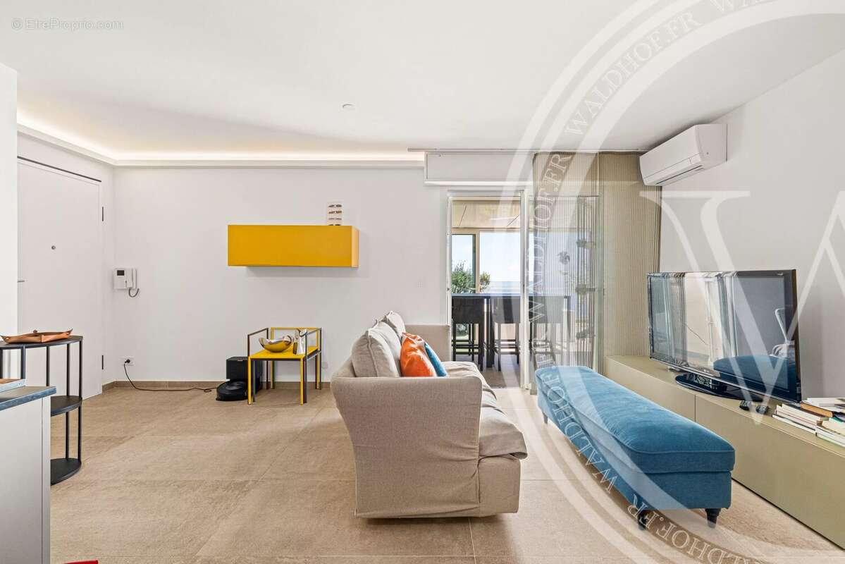 Une résidence de jardin de trois chambres entièrement rénovée au-dessus de la mer, Roquebrune-Cap-Martin - photo 13