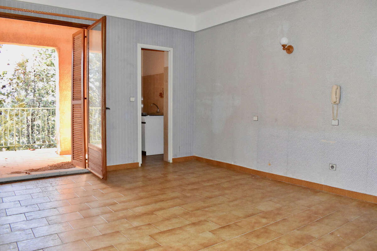 Dpt Corse (20) OSANI - Golfe de Porto, à vendre bâtiment de 920m2 à 3KM de la plage, grand terrain avec parking - photo 5