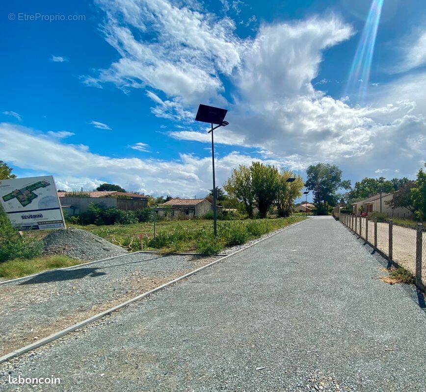 Terrain à AMBARES-ET-LAGRAVE