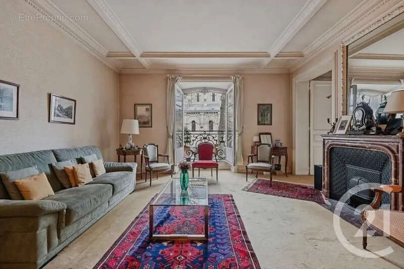 Appartement à NEUILLY-SUR-SEINE