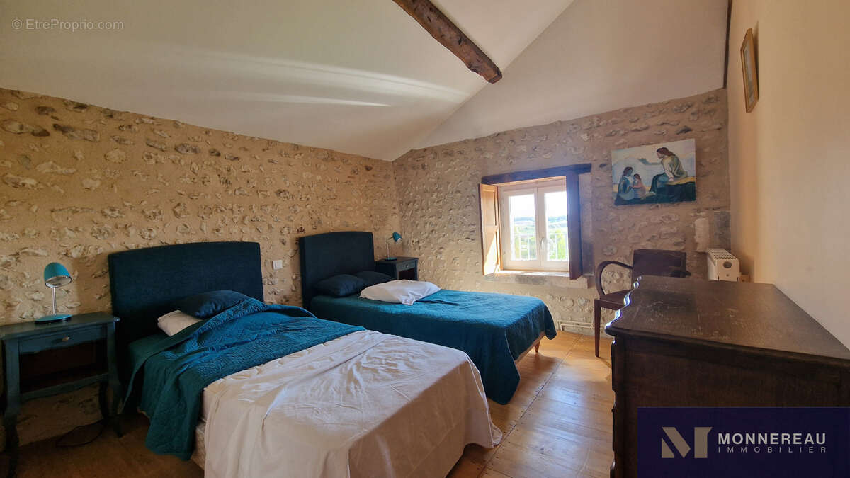 Maison à MONTMOREAU-SAINT-CYBARD