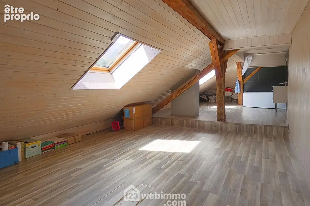 Au dernier niveau, sous les combles, une suite parentale vous offre un véritable cocon...