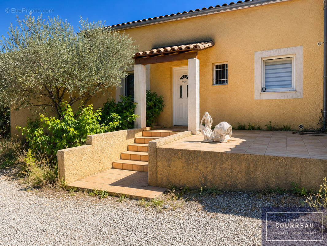 Villa plain-pied avec piscine et grand terrain à Beaulieu - photo 2