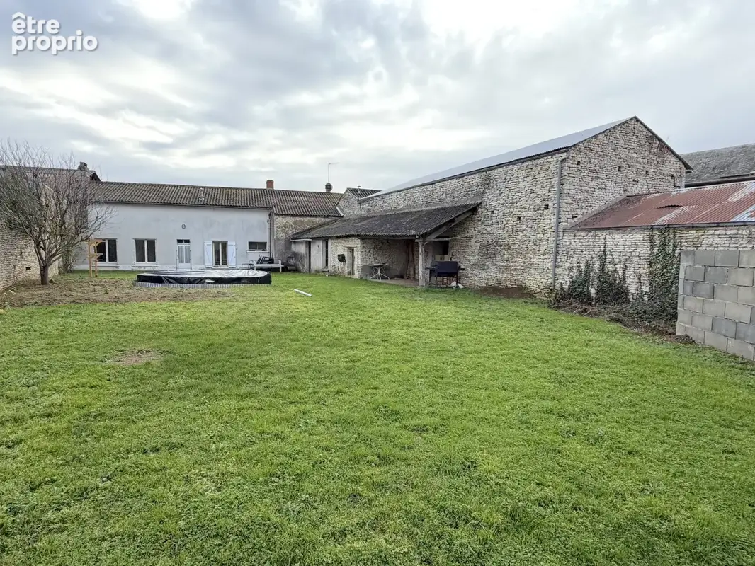 Maison 6 pièces 150 m² · à Saint-Jean-de-Sauves · 150 m² · 79 990 €