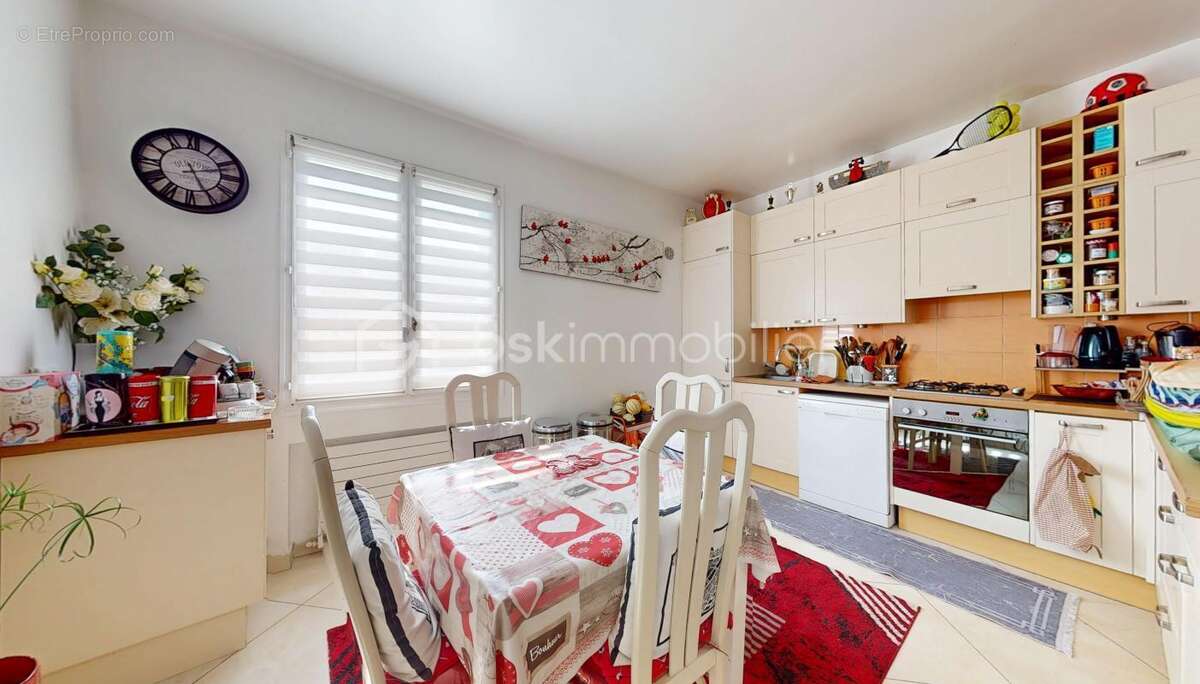 Quartier du Coteau – Maison familiale avec charmant jardin, terrasse, sous-sol total et nombreux stationnements ! - photo 9