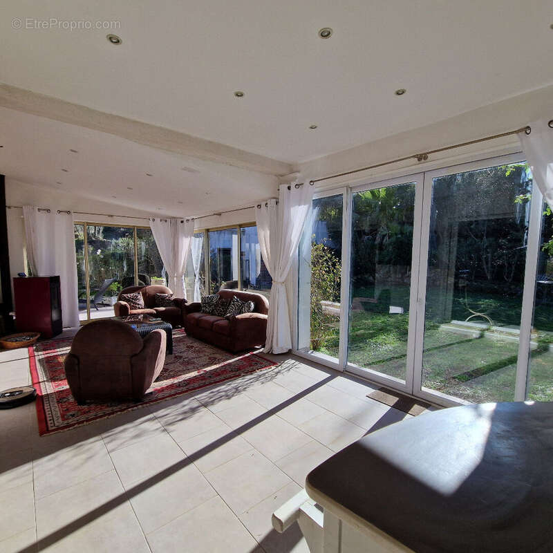 Golfe de St-Tropez villa récente 205 m2 8 pièces, 5 chambres dont 3 de plain-pied... - photo 4