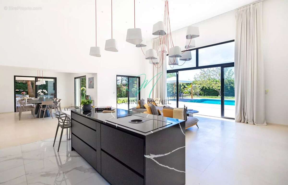 Maison à ROQUEFORT-LES-PINS