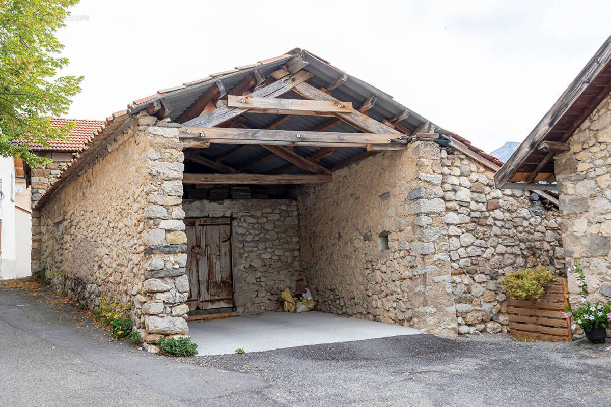 Parking à ESPARRON