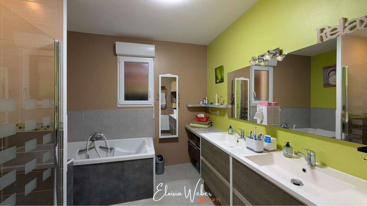 Maison 99 m² à La Chapelle-Saint-Laud  - photo 7