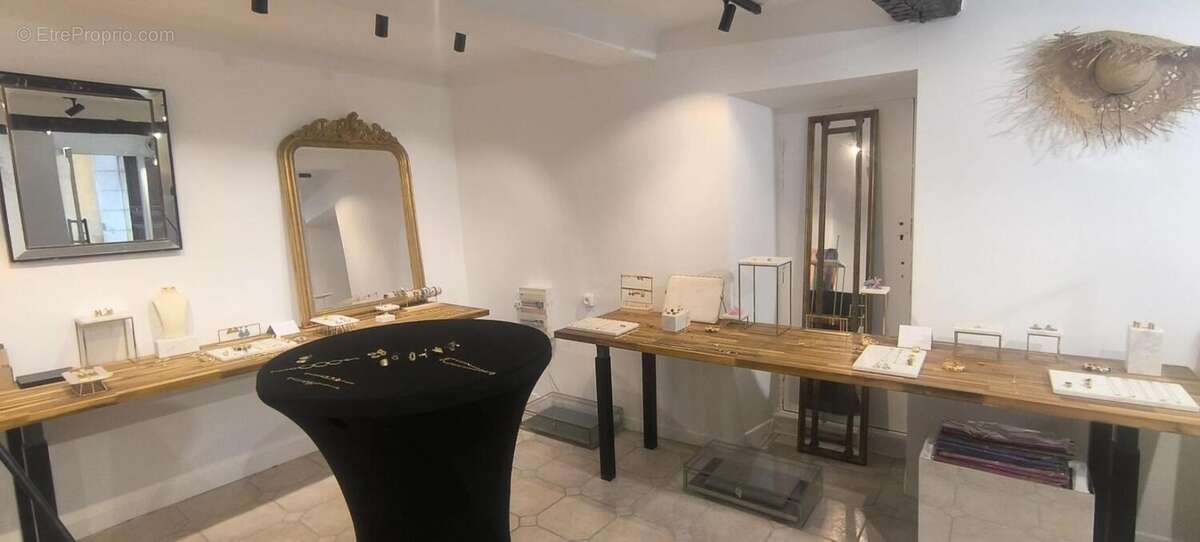 Commerce à VALBONNE