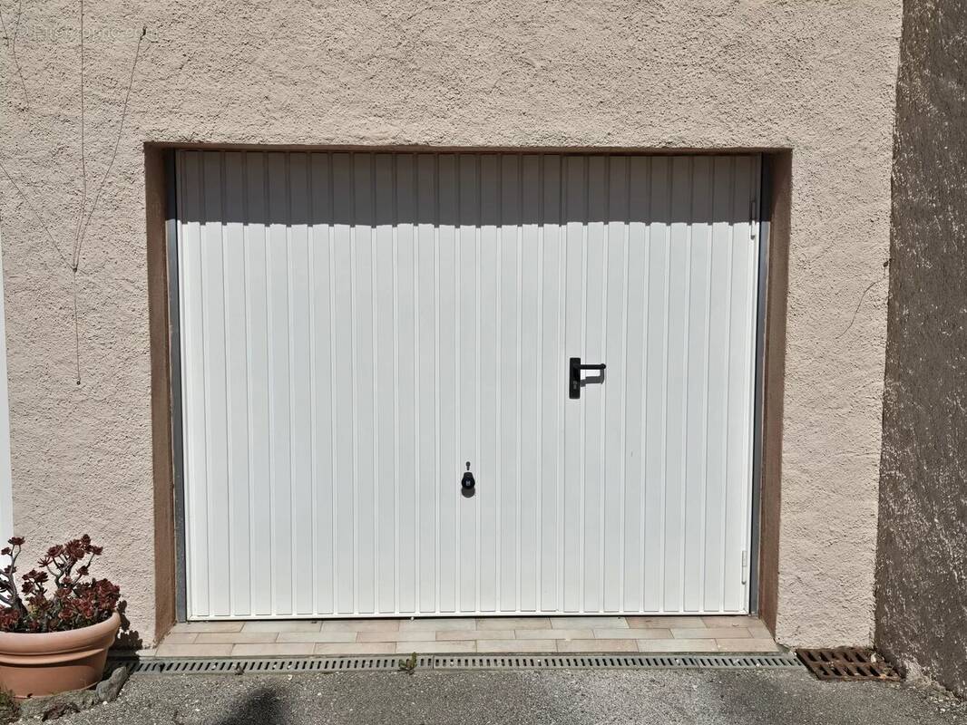 Parking à BORMES-LES-MIMOSAS