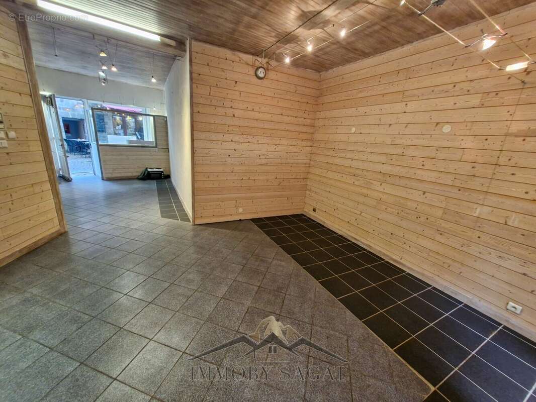 Surface de vente agréable  - Appartement à BESSE-ET-SAINT-ANASTAISE