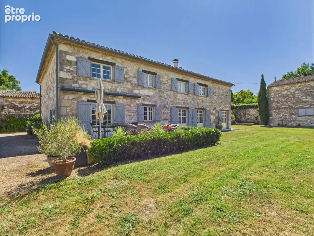 Charmante Ancienne Propriété de Vigneron avec 33 Hectares, Vues Panoramiques et Lac - photo 2
