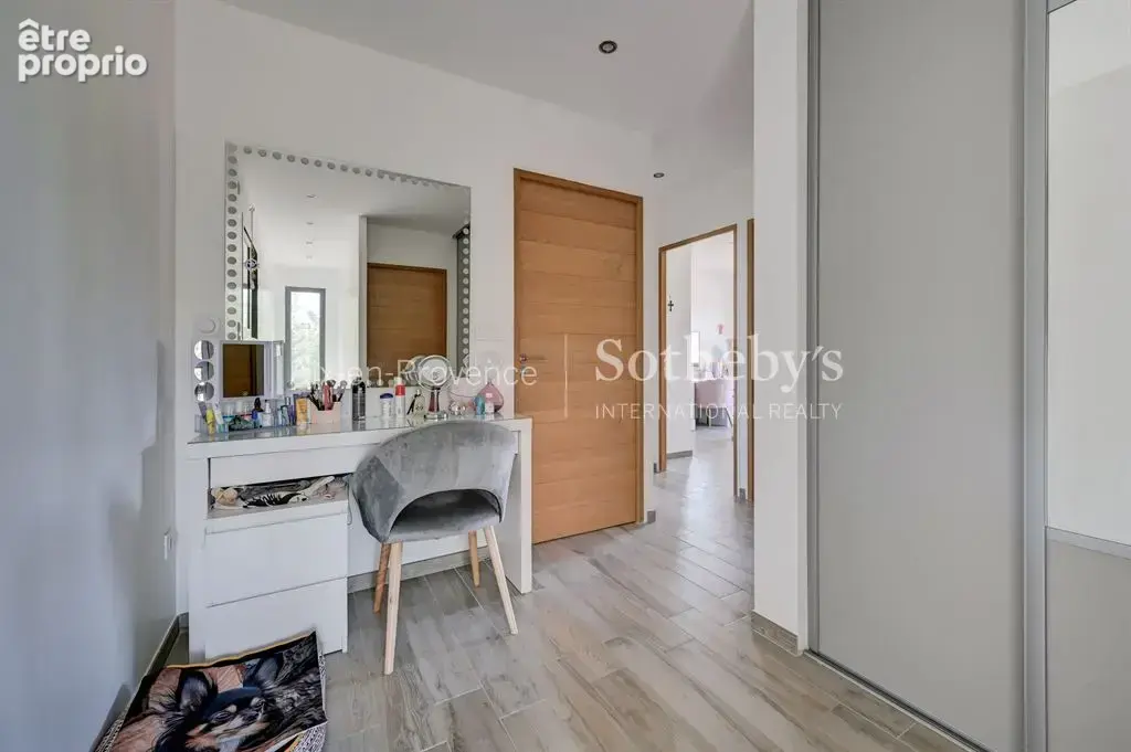 Élégante propriété familiale avec dépendance, piscine et jardin paysager - photo 15