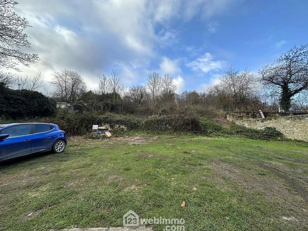 Tous les réseaux sont à proximité - Terrain à CHEVREGNY