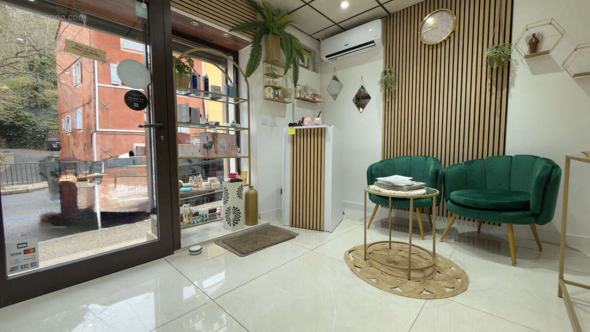 Commerce à SIMIANE-COLLONGUE