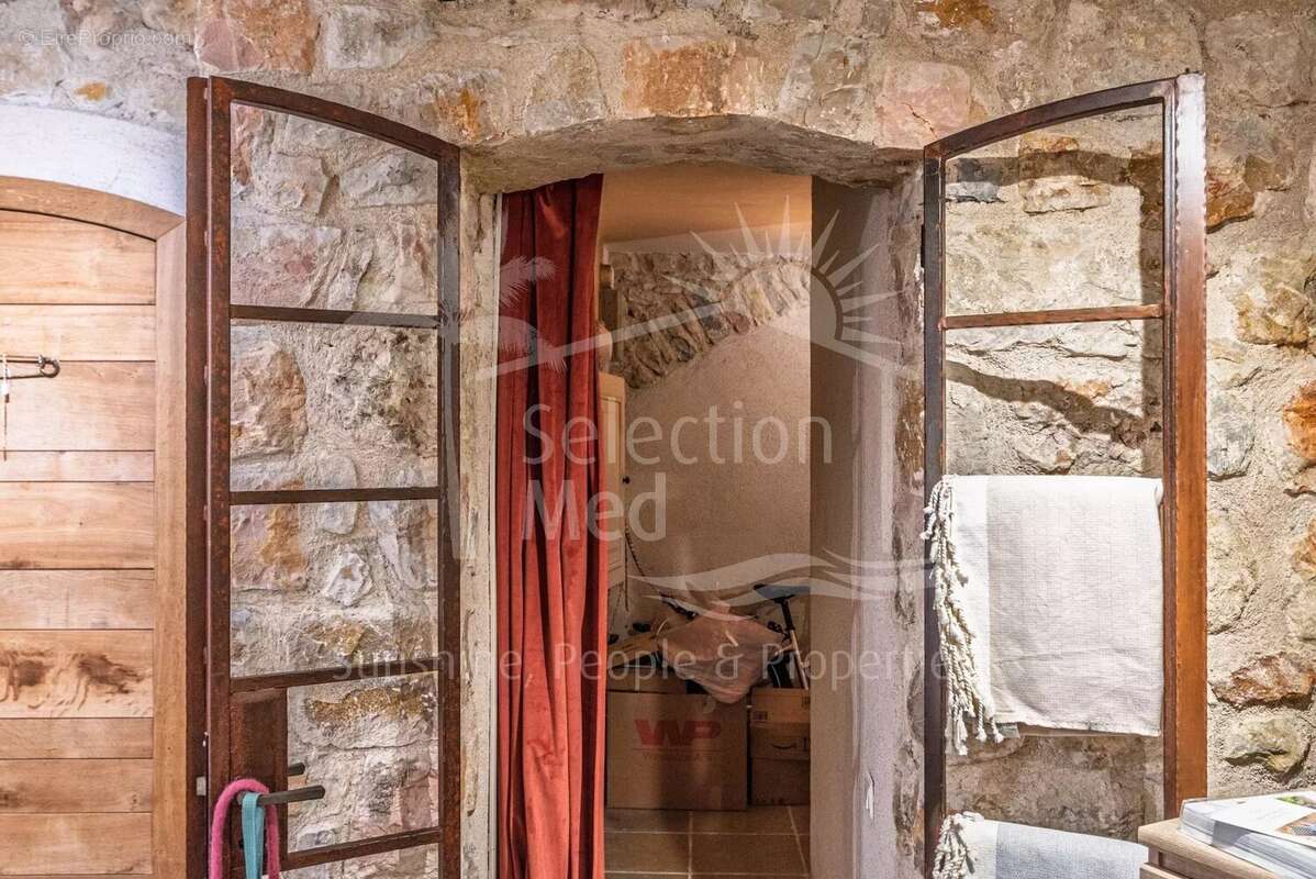 Commerce à VALBONNE