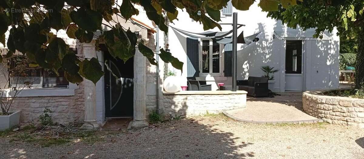 Vouillé – Maison de caractère 150 m² – Terrain arboré de 1100 m² – Coup de cœur assuré - photo 12