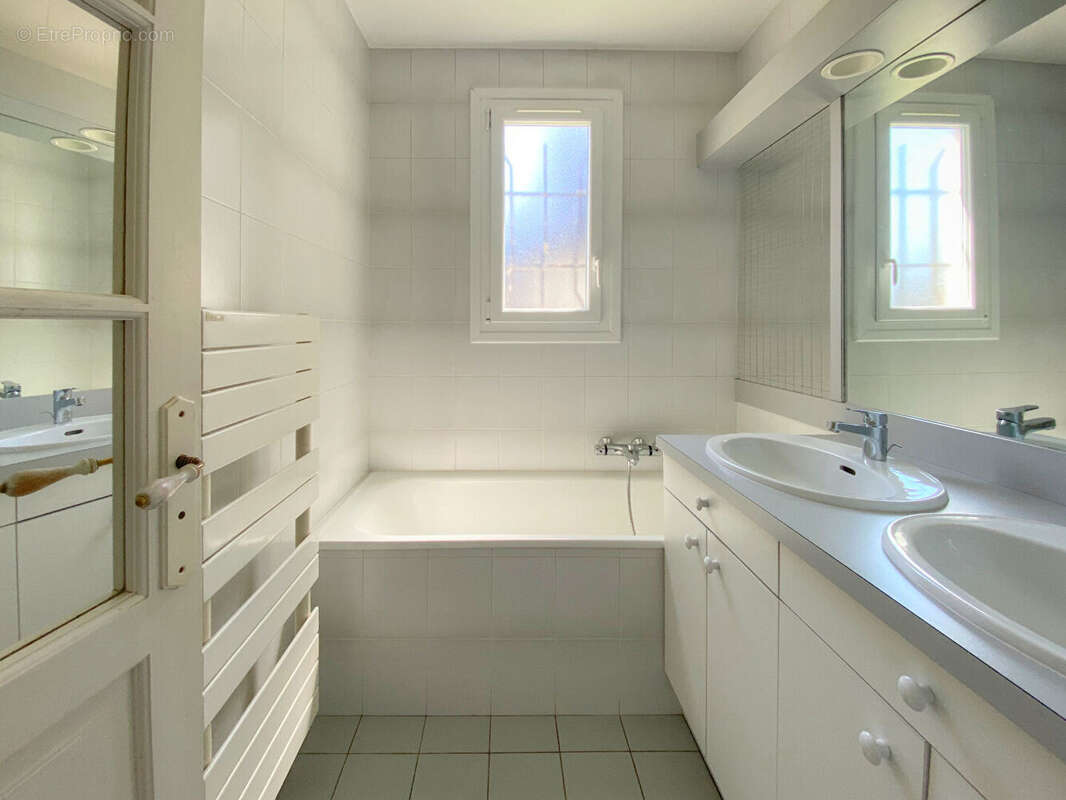 Maison à vendre à Saint Barthélemy d'Anjou avec vie de plain-pied et jardin clos - photo 3