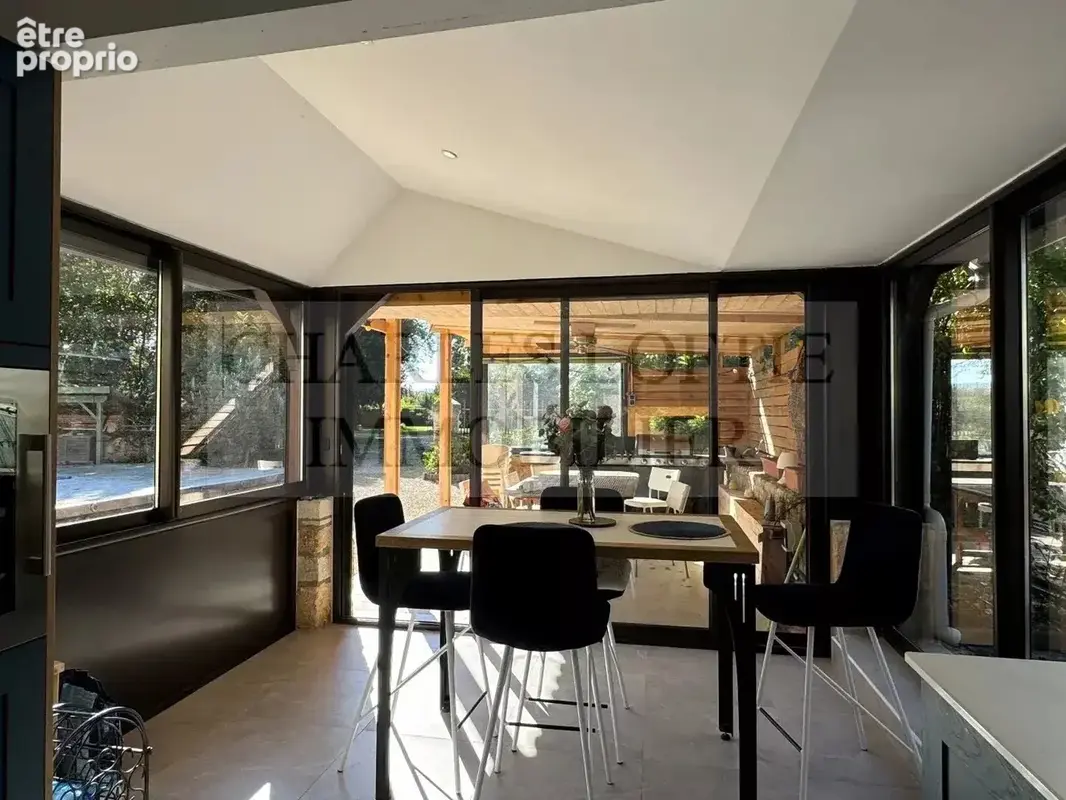 Superbe ensemble immobilier comprenant deux grandes maisons, deux piscines et dépendance sur un terrain de plus 8400 m², proche  - photo 5