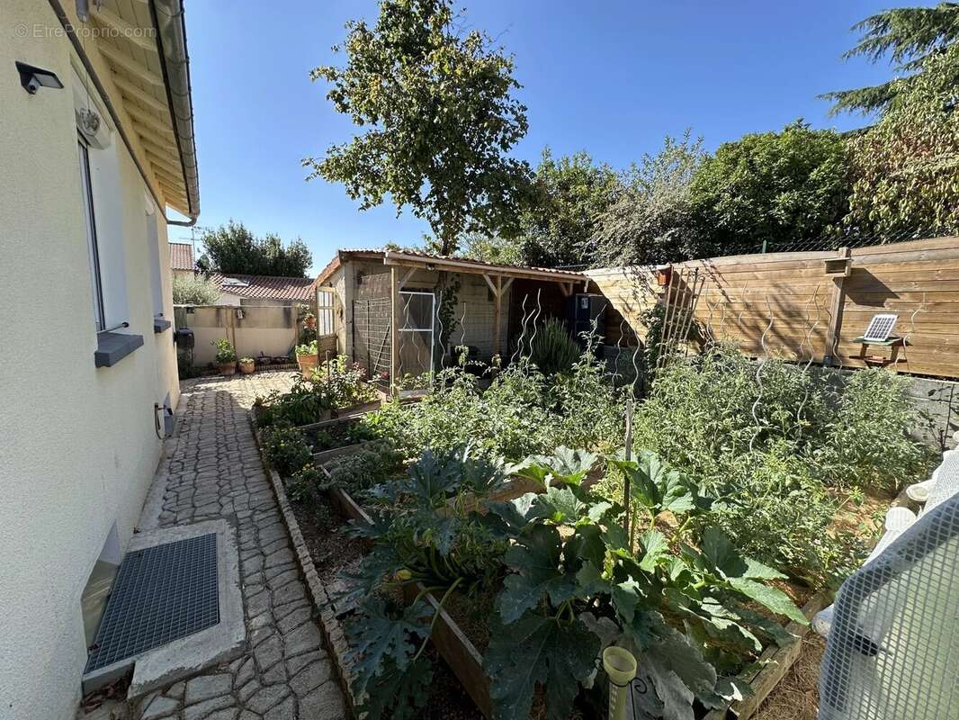 Pavillon sur sous-sol entièrement rénové avec jardin et terrasse - photo 4