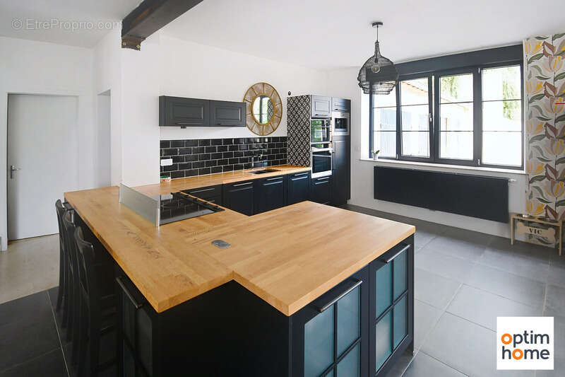 Une propriété de caractère de 325 m² sur plus de 35 ares, avec piscine et 11 garages ! - photo 13