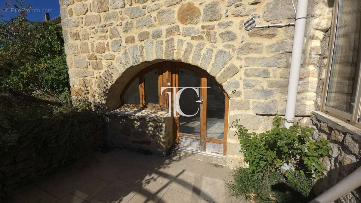 Authenticité, élégance et confort au cur du Sud Ardèche : une maison en pierre rare avec piscine où tout se fait à pied. - photo 30