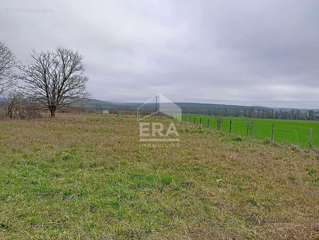 Terrain à DUGNY-SUR-MEUSE
