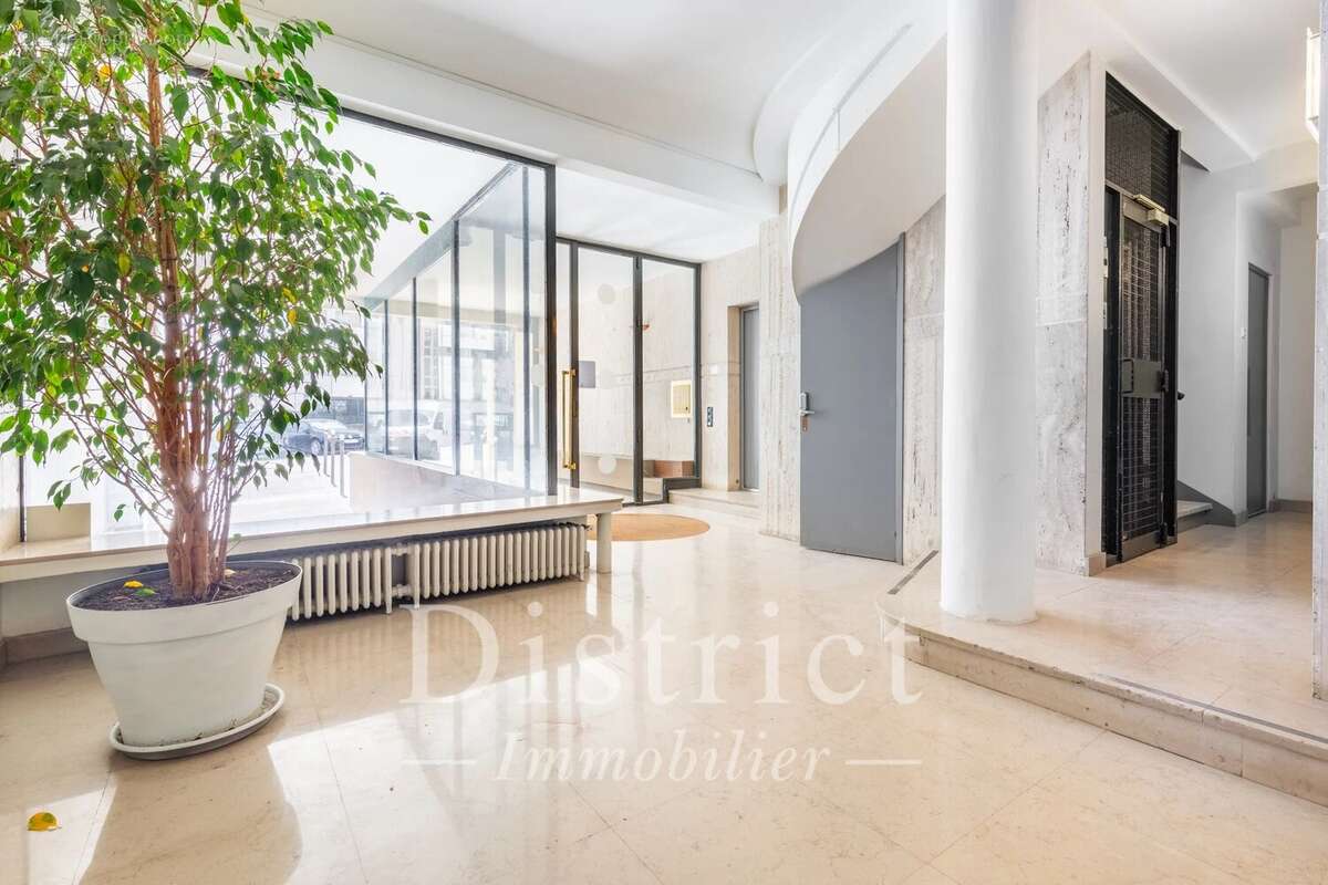 Appartement à PARIS-16E