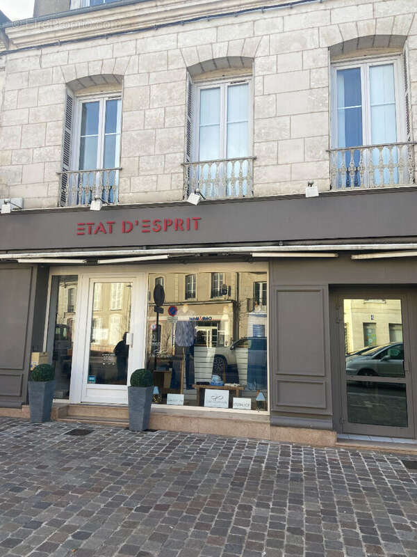 Très belle affaire pour cette boutique de vêtement en centre ville Vendôme.. - photo 2