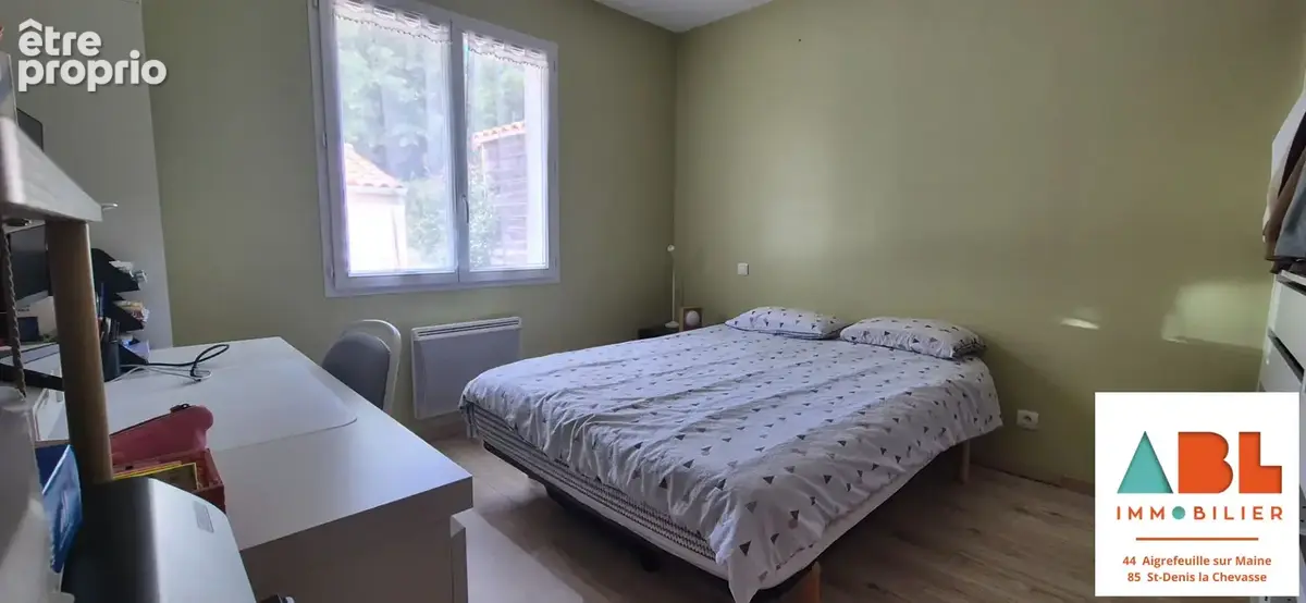 Maison 95 m² de plain-pied   3 chambres  Centre de Saint-Denis-la-Chevasse - photo 6