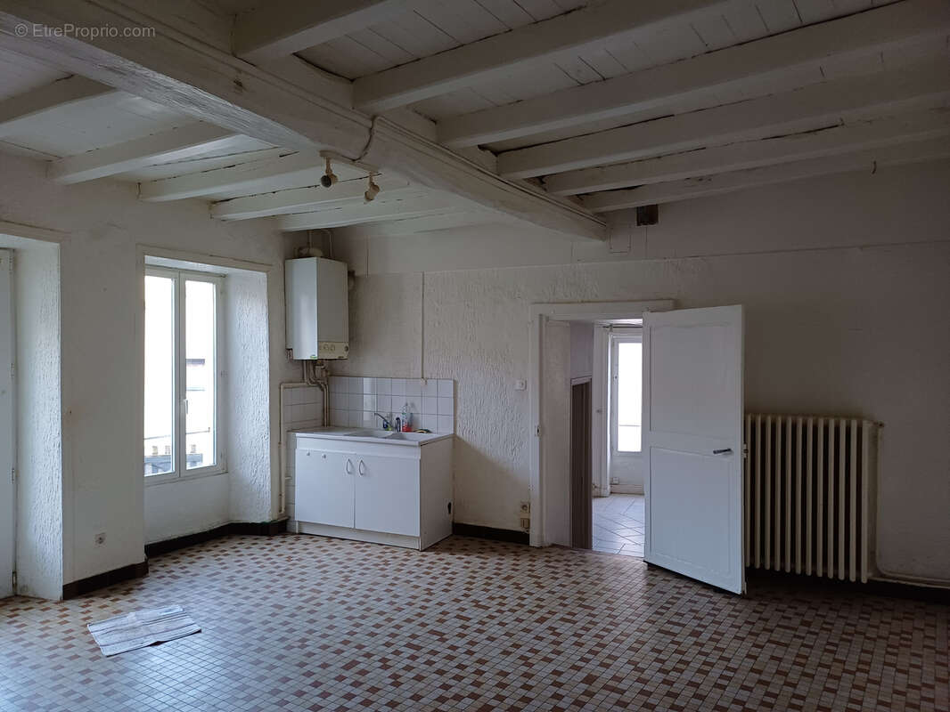 Maison à LA CHAIZE-LE-VICOMTE