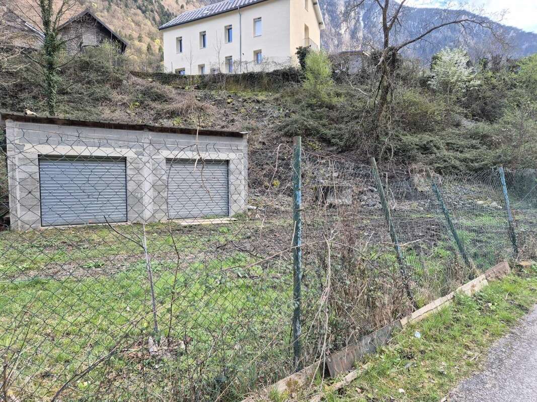 Terrain 945 m² à Livet-Et-Gavet  - photo 2