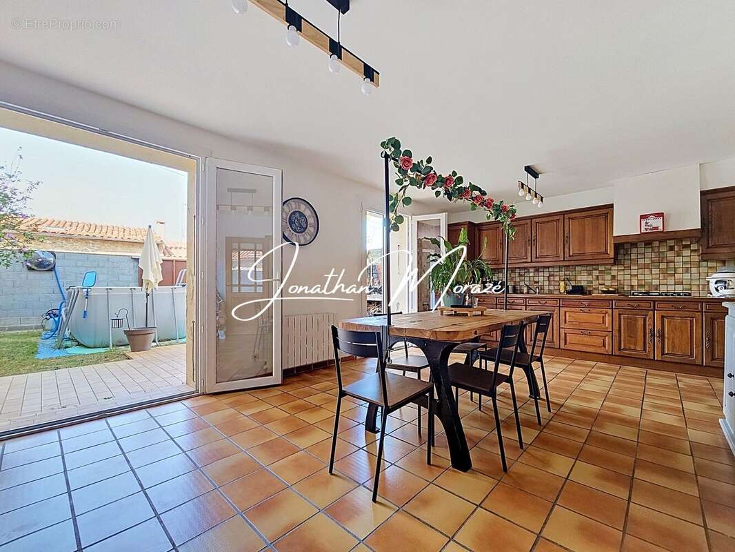 Maison 137 m² à Claira  - photo 2