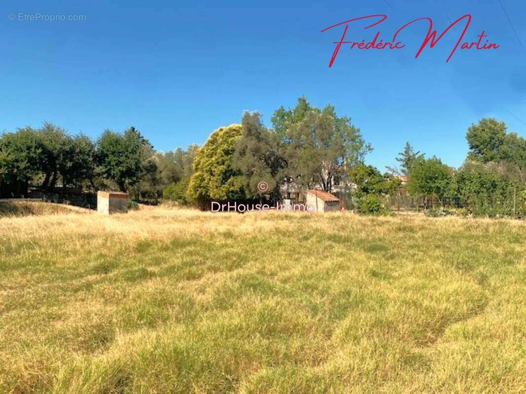 Terrain 975 m² à Uzes  - photo 2
