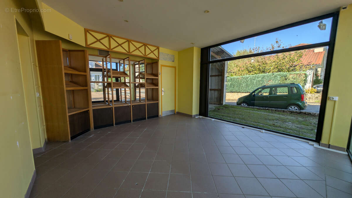 Exclusivité - Grand local avec logement F5   Nombreuses possibilités - photo 10