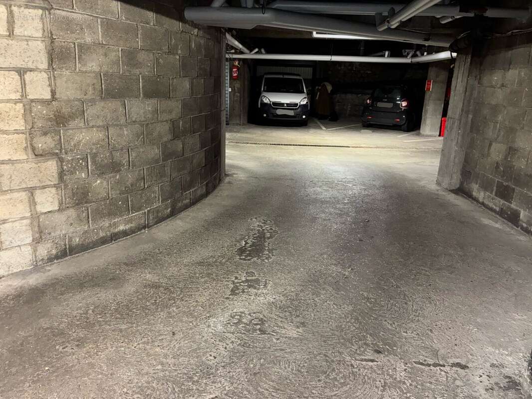 Parking à PARIS-11E