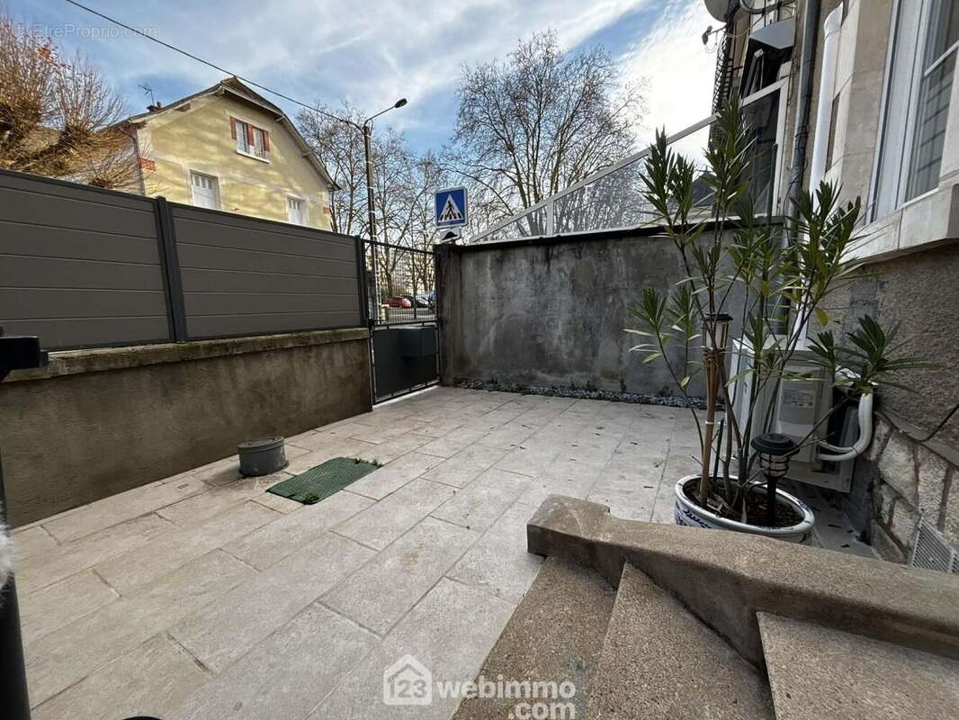 Côté rue : la cour fermée donne accès au rez-de-chaussée. - Maison à CHATELLERAULT