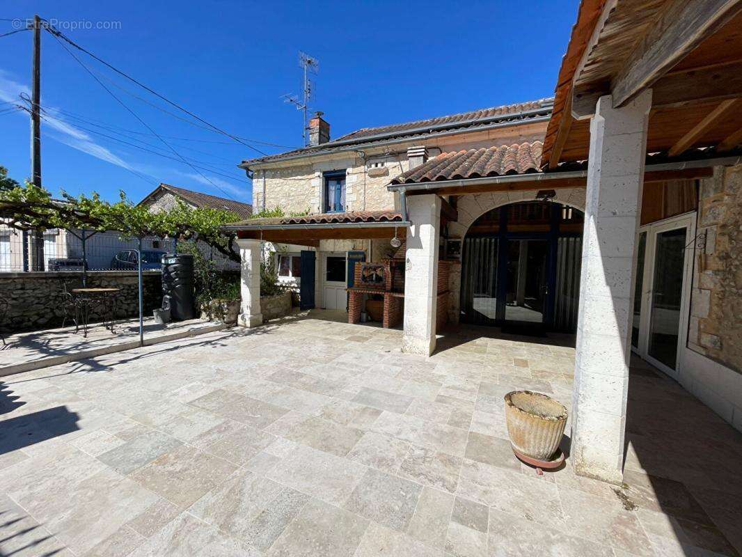 Maison à LEGUILLAC-DE-CERCLES