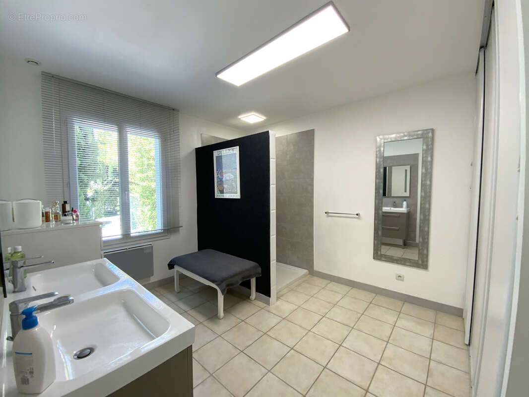 Villa de plain pied sur un magnifique terrain arboré avec piscine. - photo 15