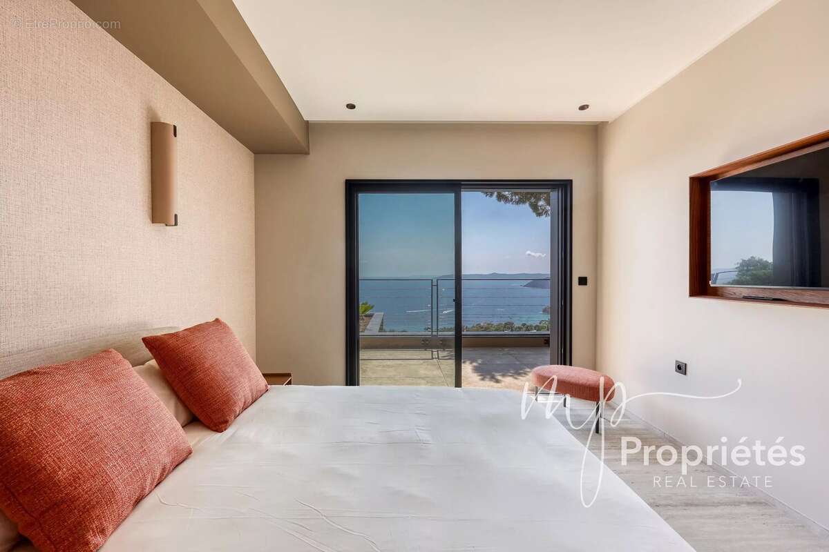Rayol-Canadel-sur-Mer – Villa contemporaine d’exception vendue entièrement meublée –  six suites raffinées. Vue panoramique sur  - photo 40