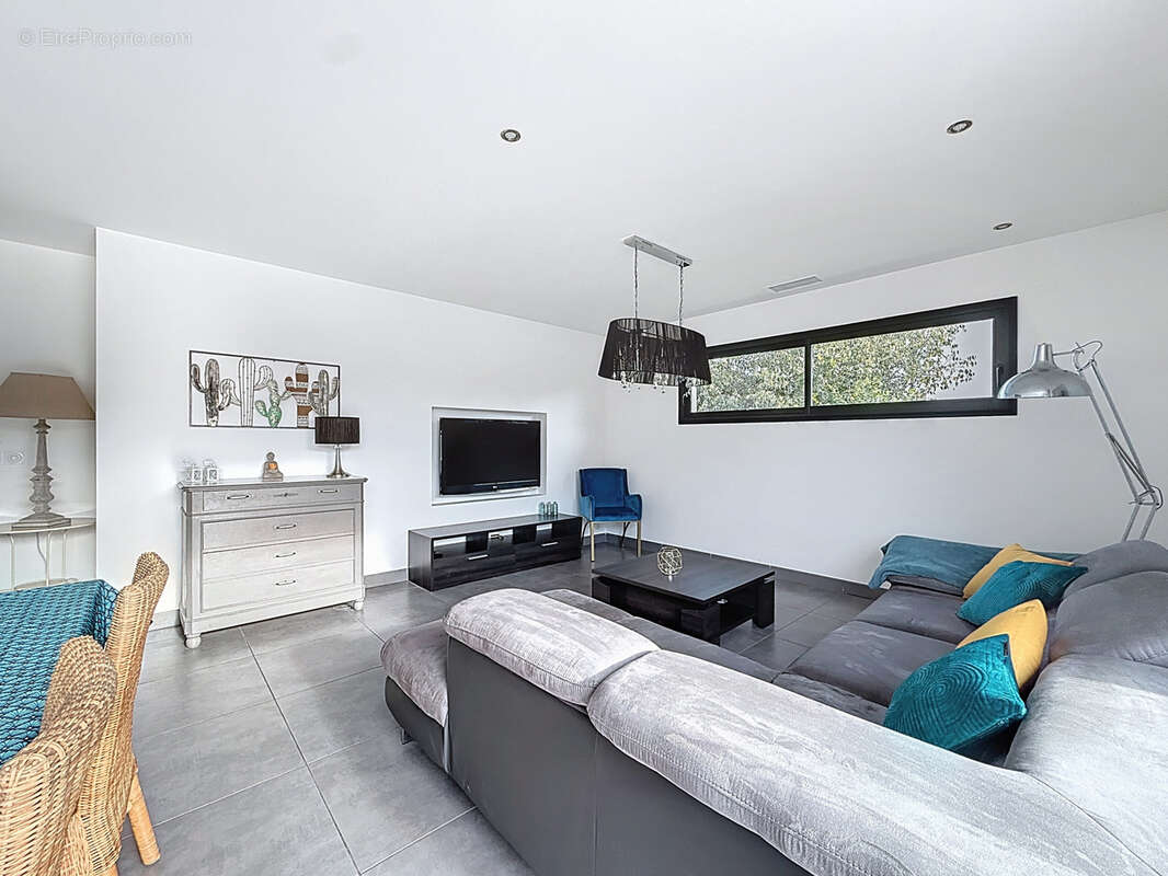 Maison à PEZILLA-LA-RIVIERE